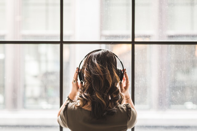 Zuhören und Wissen erlangen: Vermitteltes Wissen lässt sich durch bloßes Zuhören einfach im Kopf behalten. (Quelle: Pexels)