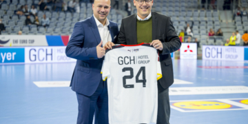 Mannheim, 13. Oktober 2022. Die deutsche Handball-Nationalmannschaft der Männer (Deutschland, GER, weiß) trifft im Rahmen des EHF EURO CUP auf Schweden (SWE, blau-gelb).