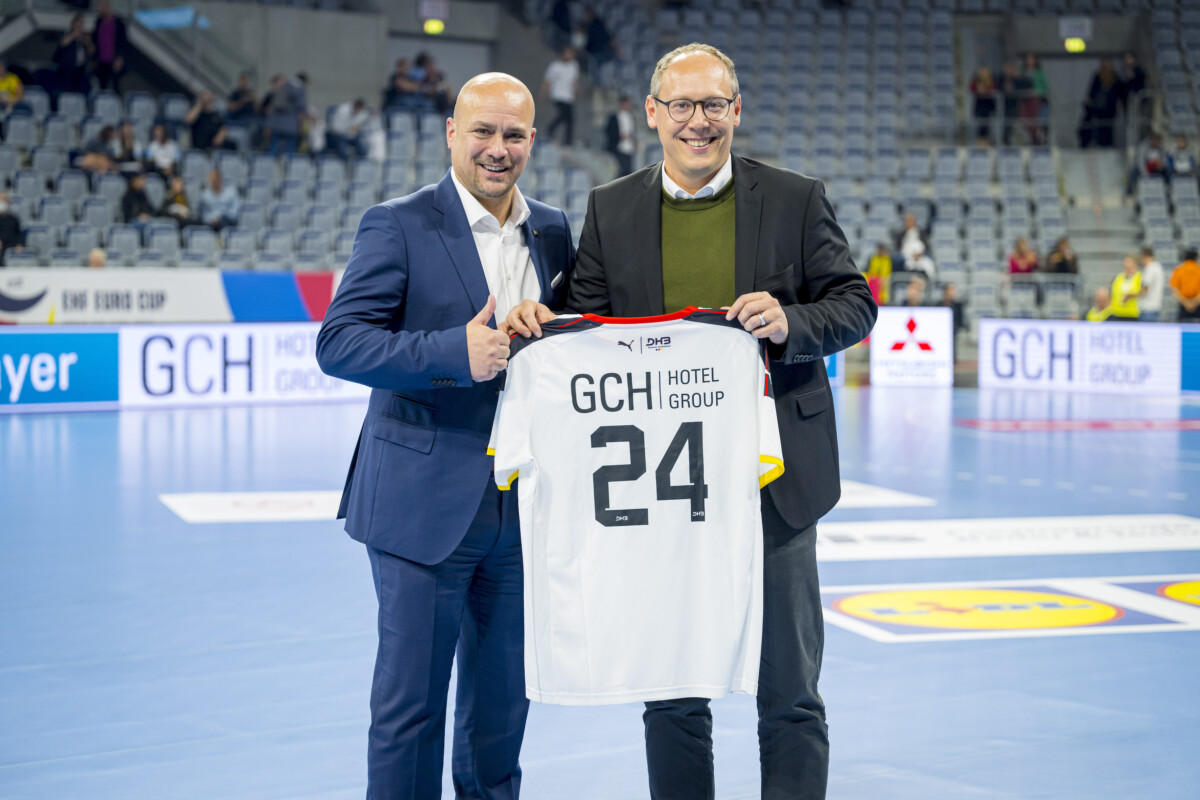 Mannheim, 13. Oktober 2022. Die deutsche Handball-Nationalmannschaft der Männer (Deutschland, GER, weiß) trifft im Rahmen des EHF EURO CUP auf Schweden (SWE, blau-gelb).